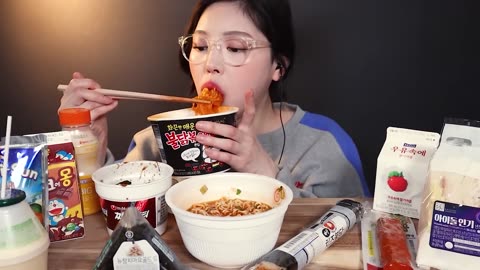 convenience store food mukbang ASMR편의점 음식 먹방 _ 불닭볶음면 육개장컵라면 삼각김밥 숯불후랑크 샌드위치 꿀조합 Flex하기