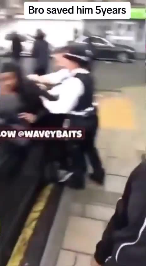 Criminal being arrested passes drugs to friend who is confident enough to film