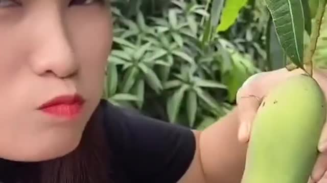 Ada yang mau ngerujak bersama saya