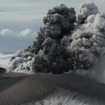 Erupción del volcán Ebeko, en la isla Paramushir
