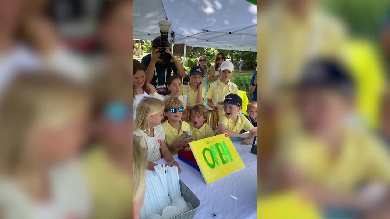 Bryan Harsin tips a $100 bill at lemonade stand