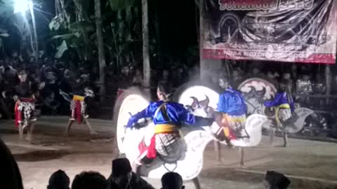 TRADITIONAL DANCE FROM INDONESIA