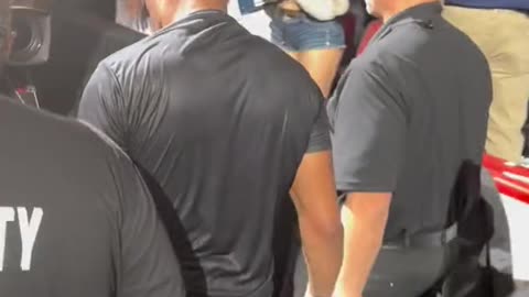 #AndersonSilva leaving the arena after his loss to @jakepaul
