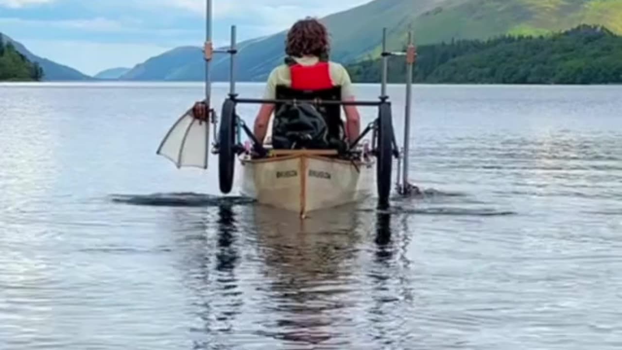 Incredible canoe-building skills! Watch this chap’s engineering in action 🚣‍♂️ #Craftsmanship