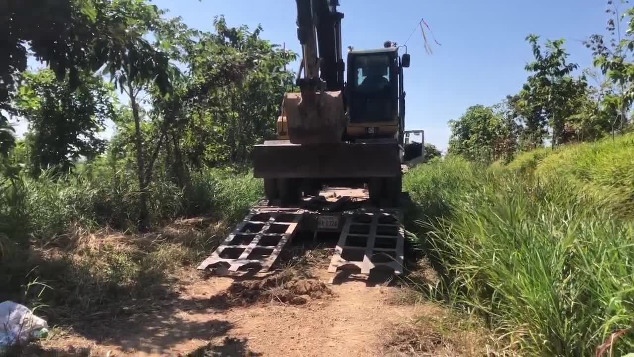 Incredible Skill Trailer Operator Bring Wheeled Excavator Clump To Mountain