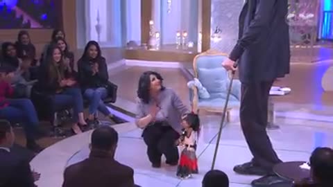 REAL PEOPLE, The tallest man in the world meats the shortest woman in the world