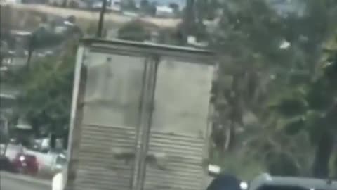 VOLANTINITIS se tira del camion al ver al conductor perder el CONOCIMIENTO