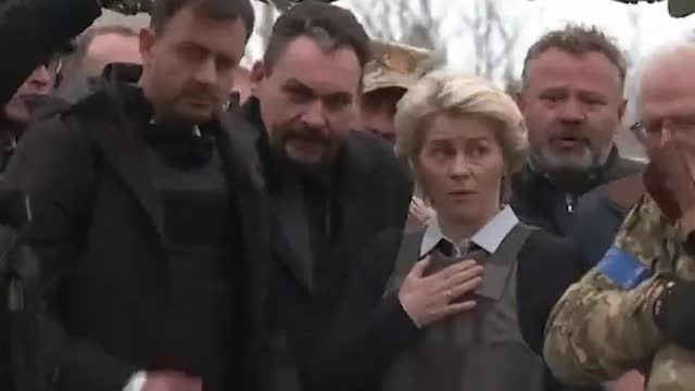 08.04.22 BUCHA - ARRIVA URSULA VON DER LEYEN, MA SEMBRA TUTTA UNA TRAGICA FARSA