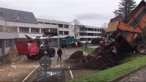 Farmers shoot shit on government buildings