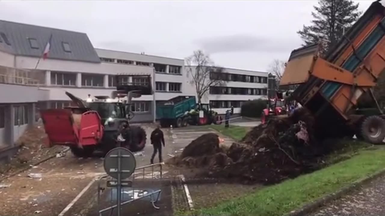 Farmers shoot shit on government buildings