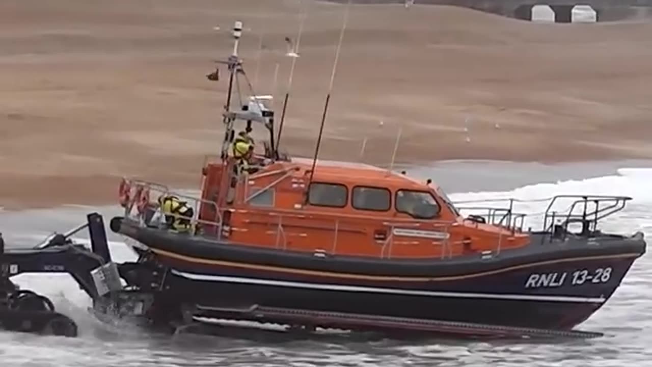 Amazing Rough weather launch of the Hastings Lifeboat 2023