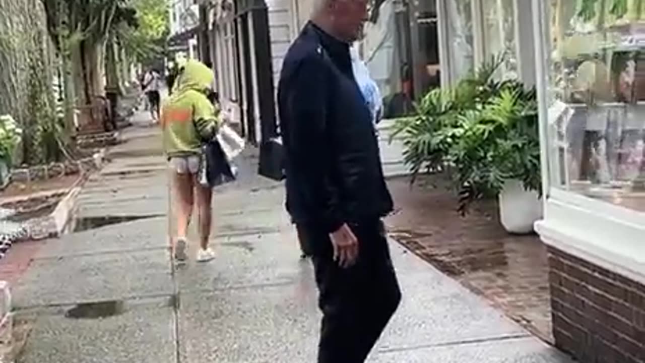 Bill Clinton Walks Down the Street in East Hampton… And Nobody Pays Attention to Him lol