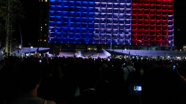 2,500 Israelis singing 'La Marseillaise' in solidarity with the victims of Islamic terrorism in Paris