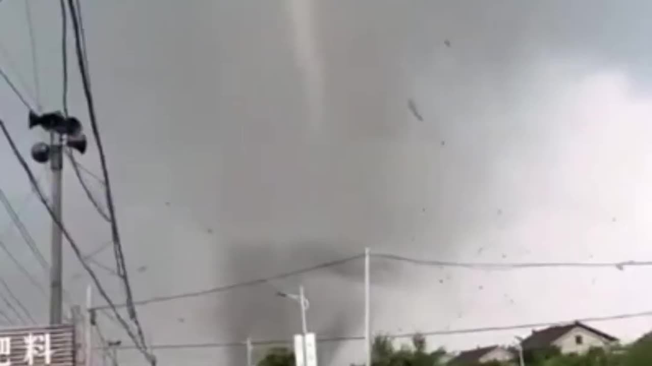 Incredible footage of a terrible tornado caught on camera in China!