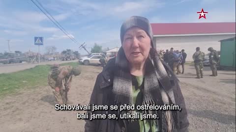 Obyvatelé Mariupolu propuštění z oceláren Azovstal vypovídají o svých zážitcích s neonacisty z Azova