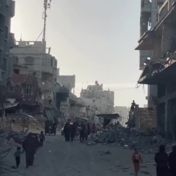 I profughi palestinesi vengono spinti da una zona distrutta all’altra.