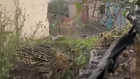 Ukrainian Soldier Tries to Convince Russians to Surrender(They Don't)