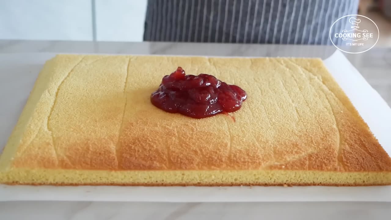 ***How to Make a Fluffy Swiss Roll Cake | Emojoie***