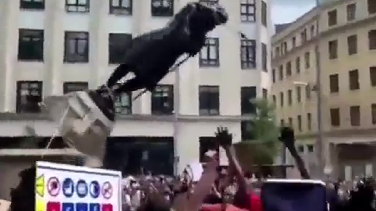 ΣΤΟ ΜΕΤΑΞΥ ΣΤΗ ΜΕΓΑΛΗ ΒΡΕΤΑΝΙΑ