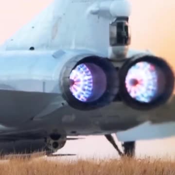 A chama azul de um bombardeiro supersônico russo Tupolev Tu-22M3 "Backfire".