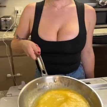 How many more sandwitches must be made before she finds her perfect man!? 😭