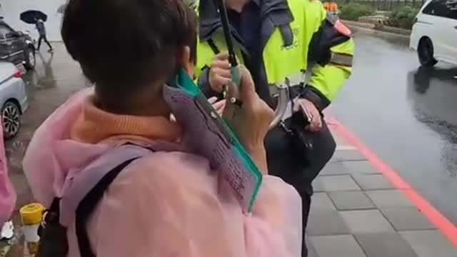 20229台灣九合一大選被警察干擾監票,事後想請喝飲料了事
