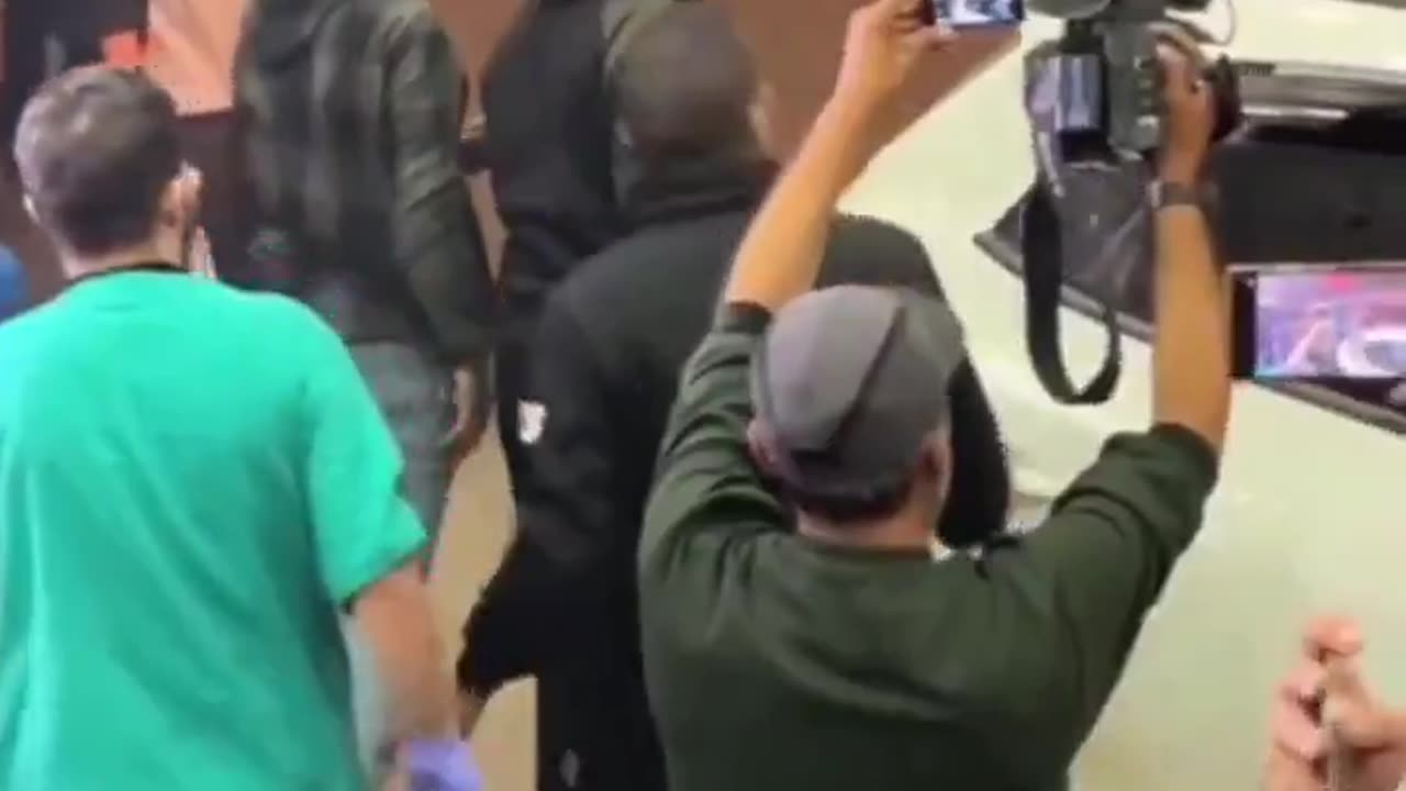 Senior Hamas leader, Nizar Awadallah, arrives in hospital severely wounded.