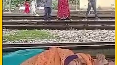 Mahila ke uper se train nikla