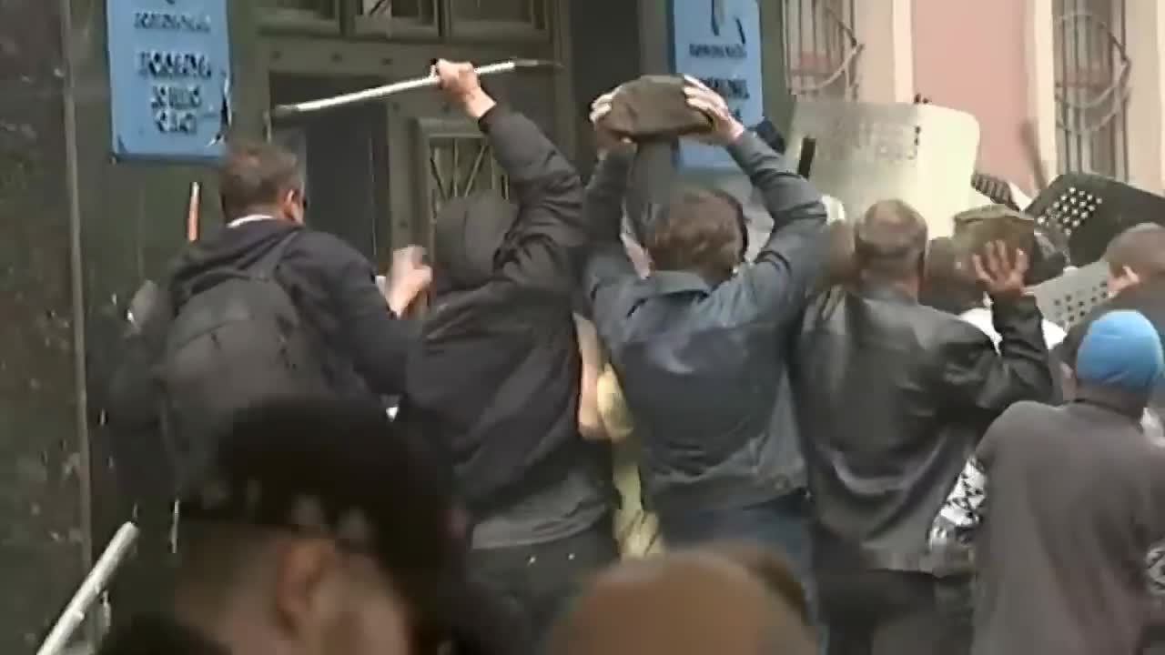 2014 in Donetsk, Ukraine. Riot police surrender to protesters.