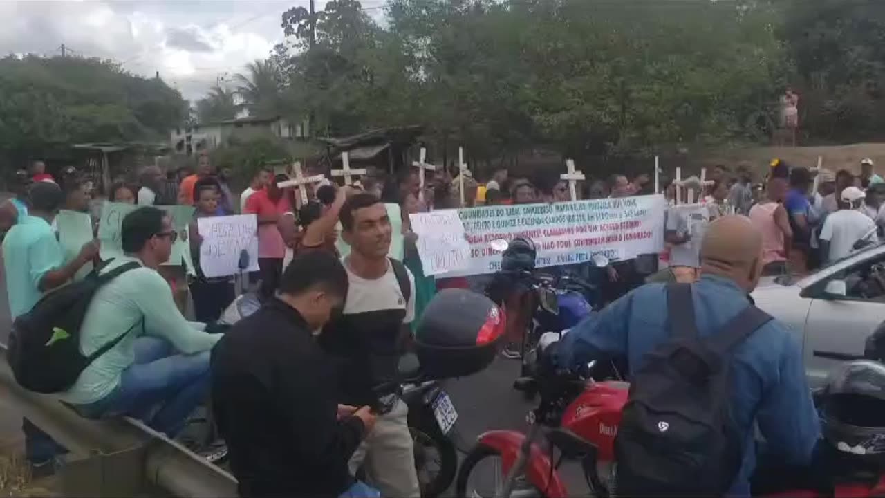 Moradores de Amélia Rodrigues interditam BR 324 em protesto contra a Via Bahia