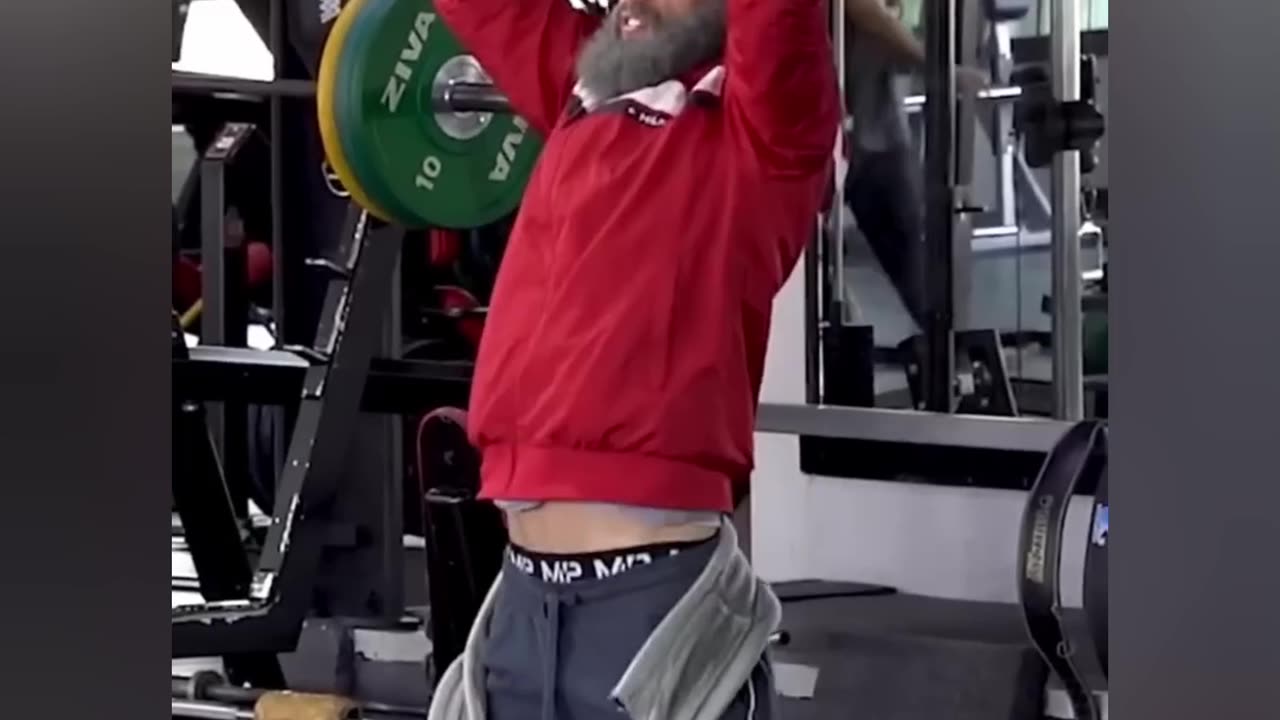 Pro-powerlifter pretends to be a old man and pranks huge gym bro