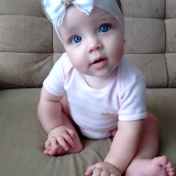 La beba más linda de todas adora la música. ¡Mírala bailar!