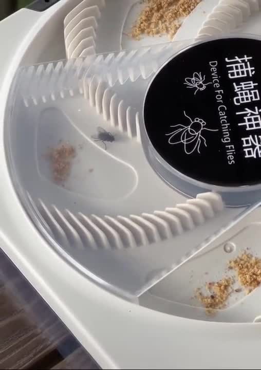 Automatic flycatcher