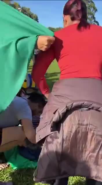 Pessoas detidas passando mal