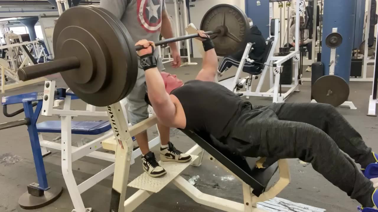 Incline bench press (285)