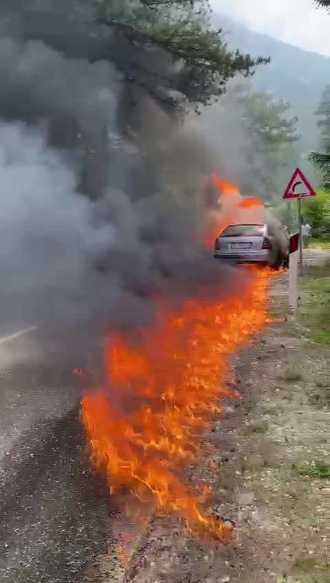 Benz-i merr shkrumbohet në Llogara, bllokohet qarkullimi