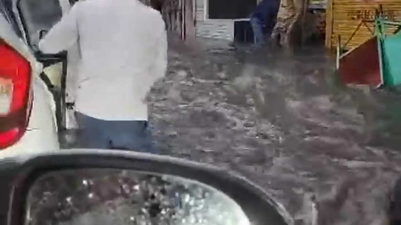 Mumbai Rain News Today _ Citizens Help Each Other Wade Through Waterlogged Roads _ _viral _trending