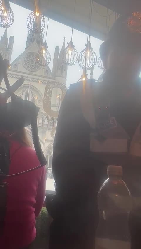 This is how the police react to Tommy Robinson