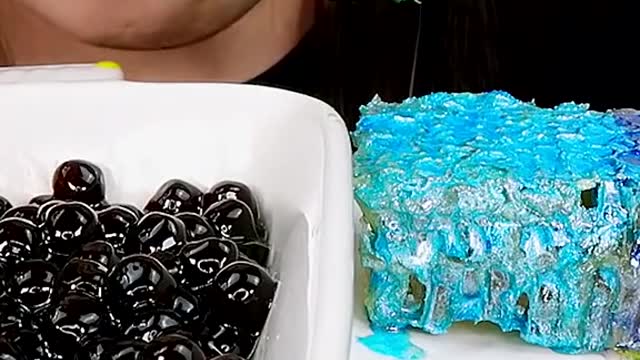 Raw HoneyComb Tapioca Pearls #zoeyasmr #zoeymukbang #bigbites #mukbang #asmr #food #먹방 #틱톡푸드 #rawhon