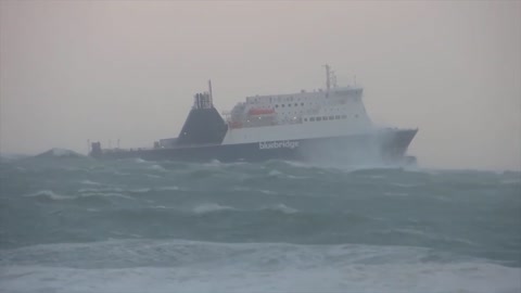 Ships in Storms | 10+ TERRIFYING MONSTER WAVES, Hurricanes & Thunderstorms at Sea