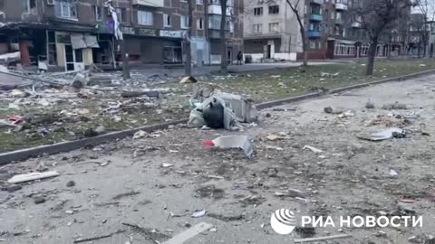 Ukrainian nationalists set up a sea mine on one of the central roads of Mariupol, between two residential buildings