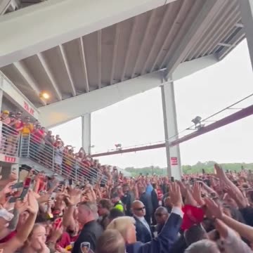 Trump showed up to the Iowa vs. Iowa State game and the crowd went bonkers.