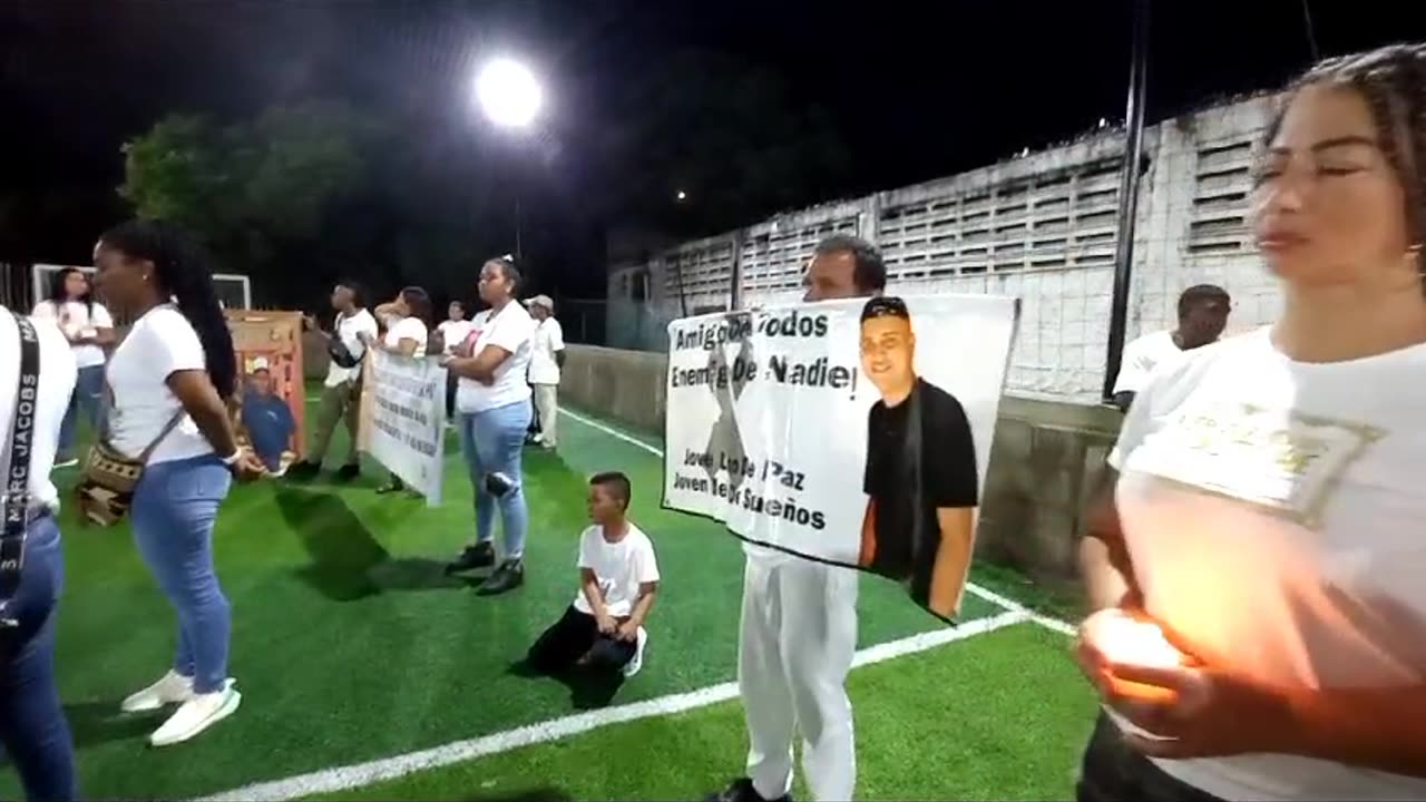 “Queremos justicia”: realizan velatón por joven asesinado en una cancha