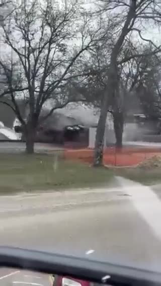 Trem de carga descarrila após bater em caminhão nos EUA