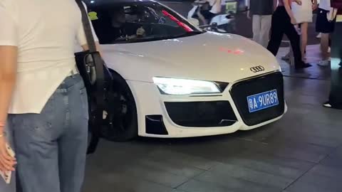 I ran into the second generation of rich people in Guangzhou driving an Audi R8 sports car