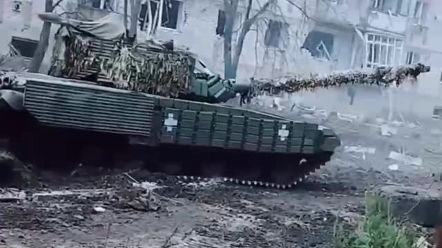 A Ukrainian tank on the streets of Bakhmut. Kiev is actively preparing for street battles.