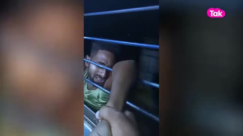 Thief caught by public inside the train