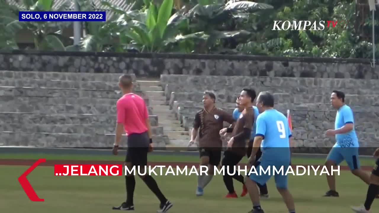 Saat Menko PMK Main Bola Bareng Wali Kota Gibran Rakabuming Raka di Solo