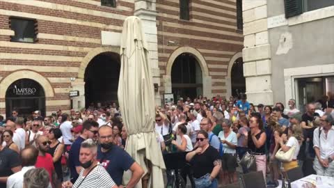 CENTOMILA A PARIGI, E MOLTI DI PIU' IN TUTTE LE CITTA' ITALIANE, CONTRO IL "MARCHIO NAZI-FASCISTA", IPOCRITAMENTE DEFINITO "GREEN". 🇫🇷 🇮🇹