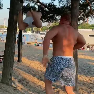 Подкатил к девушке ревнивого бодибилдера _ Паркур-Пранк😱